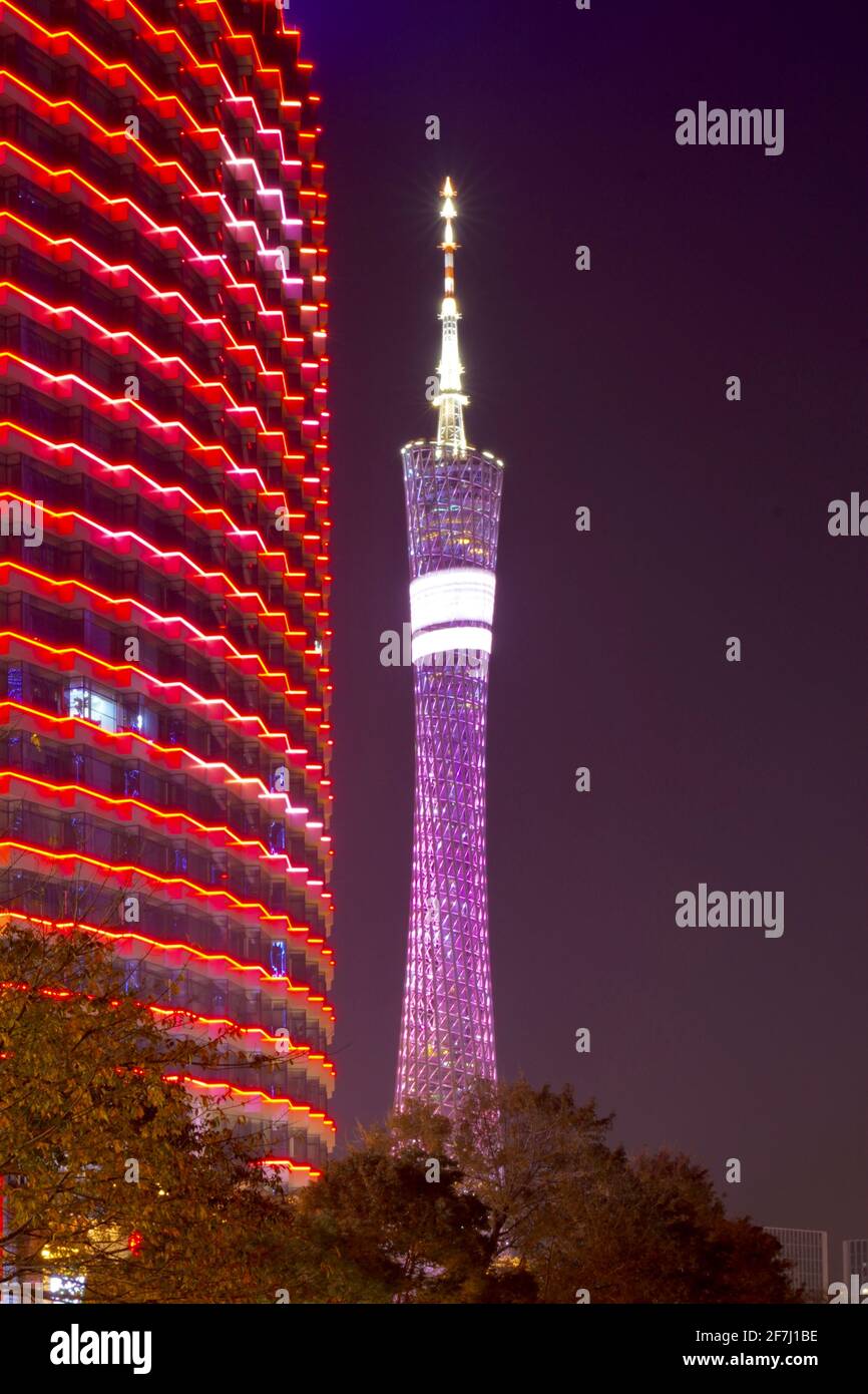 Xiaomanyao, torre cantonale con luci accese durante la notte. Foto Stock