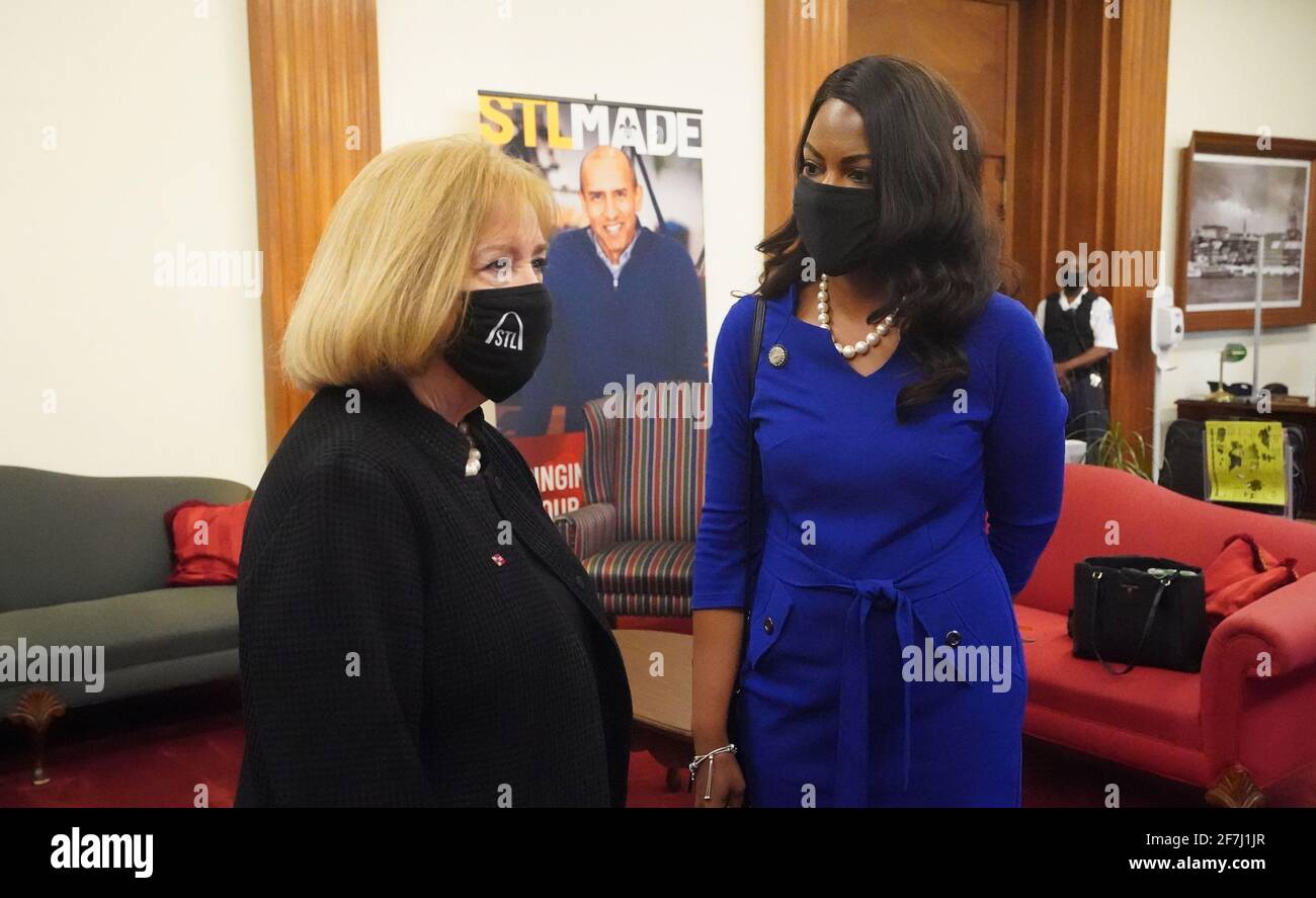 St. Louis, Stati Uniti. 07 aprile 2021. Il sindaco eletto di St. Louis Tishaura Jones, parla con l'attuale sindaco Lyda Krewson, (L) prima del loro incontro al Municipio, a St. Louis, mercoledì 7 aprile 2021. Jones, che ha la carica di Tesoriere di St. Louis, ha vinto la sua elezione a Sindaco il 6 aprile 2021, e ora sarà la prima donna africana-americana a ricoprire l'incarico di Sindaco di St. Louis. Photo by Bill Greenblatt/UPI Credit: UPI/Alamy Live News Foto Stock