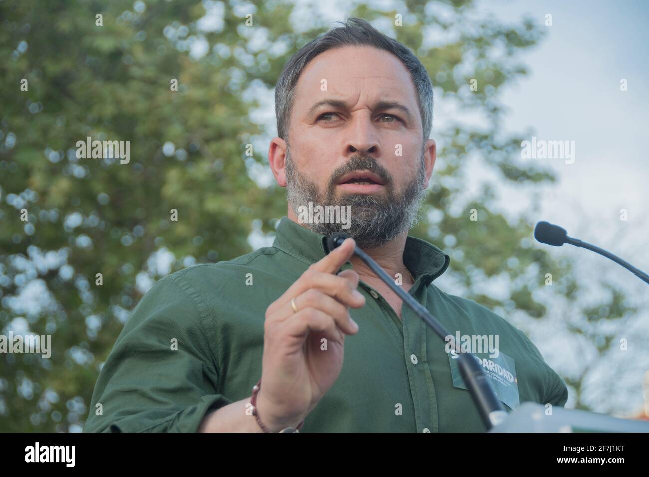 Nella fotografia il leader del partito politico ultrastero Santiago Abascal. La polizia nazionale dispiegata questo mercoledì pomeriggio nella Plaza de la Constitución, conosciuta come la piazza rossa di Vallecas, per garantire la sicurezza nella campagna chiamata da Vox, ha dovuto accusarsi contro alcuni dei gruppi di rioter concentrati in zona. Almeno due persone sono state arrestate e 14 sono state trattate da Samur per lividi, lacune e abrasioni. Tra i feriti, un poliziotto con un dislocamento a spalla e un deputato Vox, Ángel López, che doveva recarsi all'ospedale del po Foto Stock