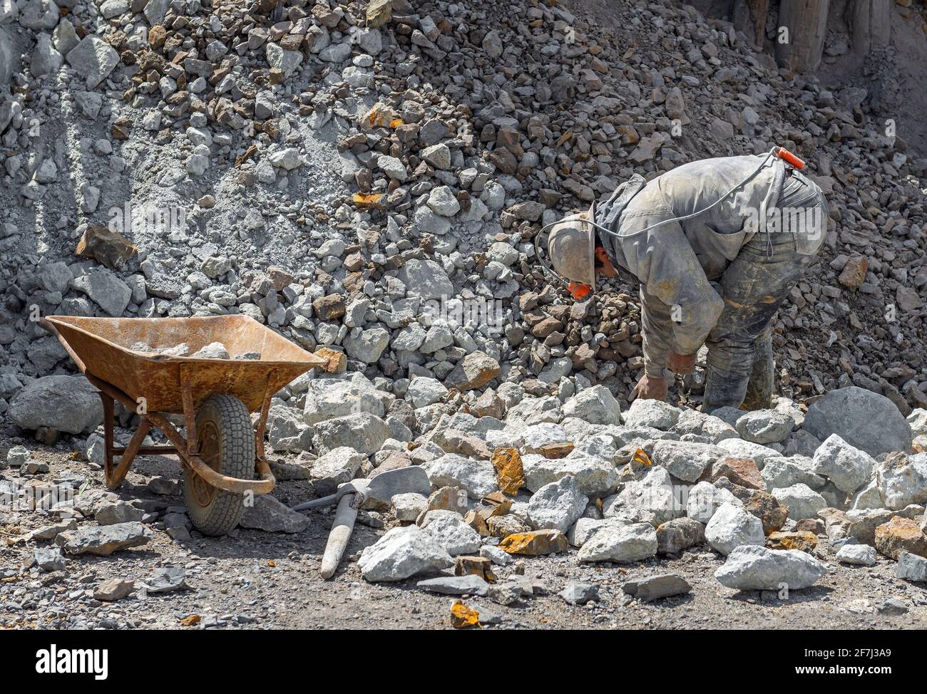 Ritratto di un operaio minerario boliviano nella miniera d'argento ad alta quota di Potosi, Bolivia. Foto Stock