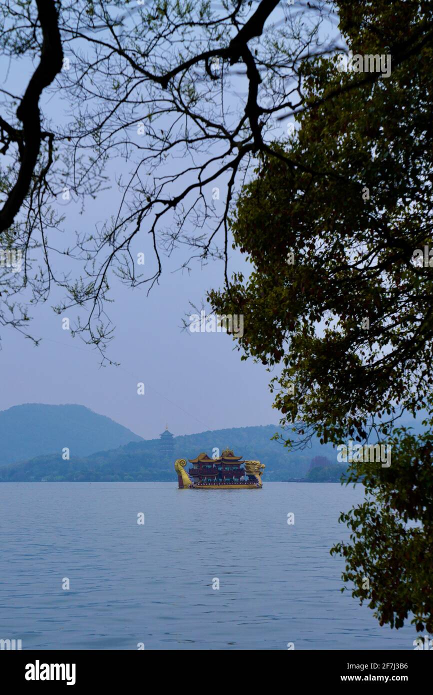 Piccola isola sul Lago Ovest con montagne lontane. Foto Stock