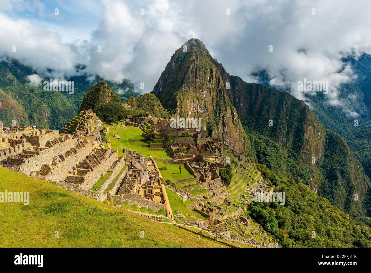 Mattina nebbia in Machu Picchu inca rovina, Cusco, Perù. Foto Stock