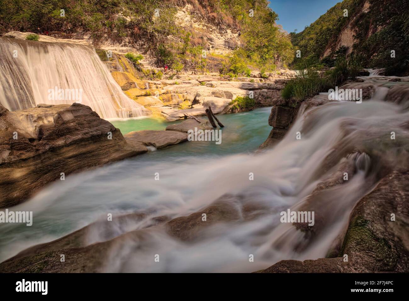 L'acqua limpida e verdastra rende questa cascata così bella. Anche i rilievi di scogliere e rocce che fiancheggiano il flusso fluviale della cascata di Tangedu ha un u Foto Stock