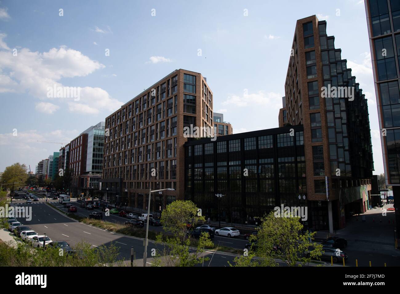 Washington, Stati Uniti. 07 aprile 2021. Una visione generale del Wharf, uno sviluppo multi-miliardo di dollari di uso misto, a Washington, DC, mercoledì 7 aprile, 2021, in mezzo alla pandemia del coronavirus. Il Wharf si estende lungo il fiume Potomac, nel sud-ovest di Washington, inclusi ristoranti, negozi, appartamenti, hotel e locali di musica dal vivo, mentre i lavori proseguono verso sud in un'area della città che è in via di dolcificazione. (Graeme Sloan/Sipa USA) Credit: Sipa USA/Alamy Live News Foto Stock