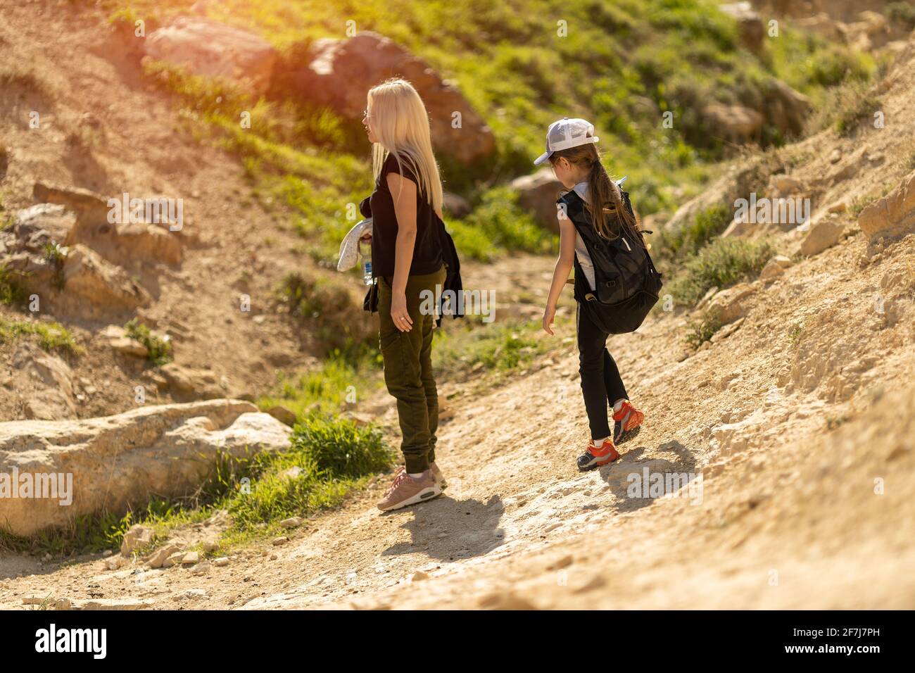 mamma e figlia camminano in montagna Foto Stock