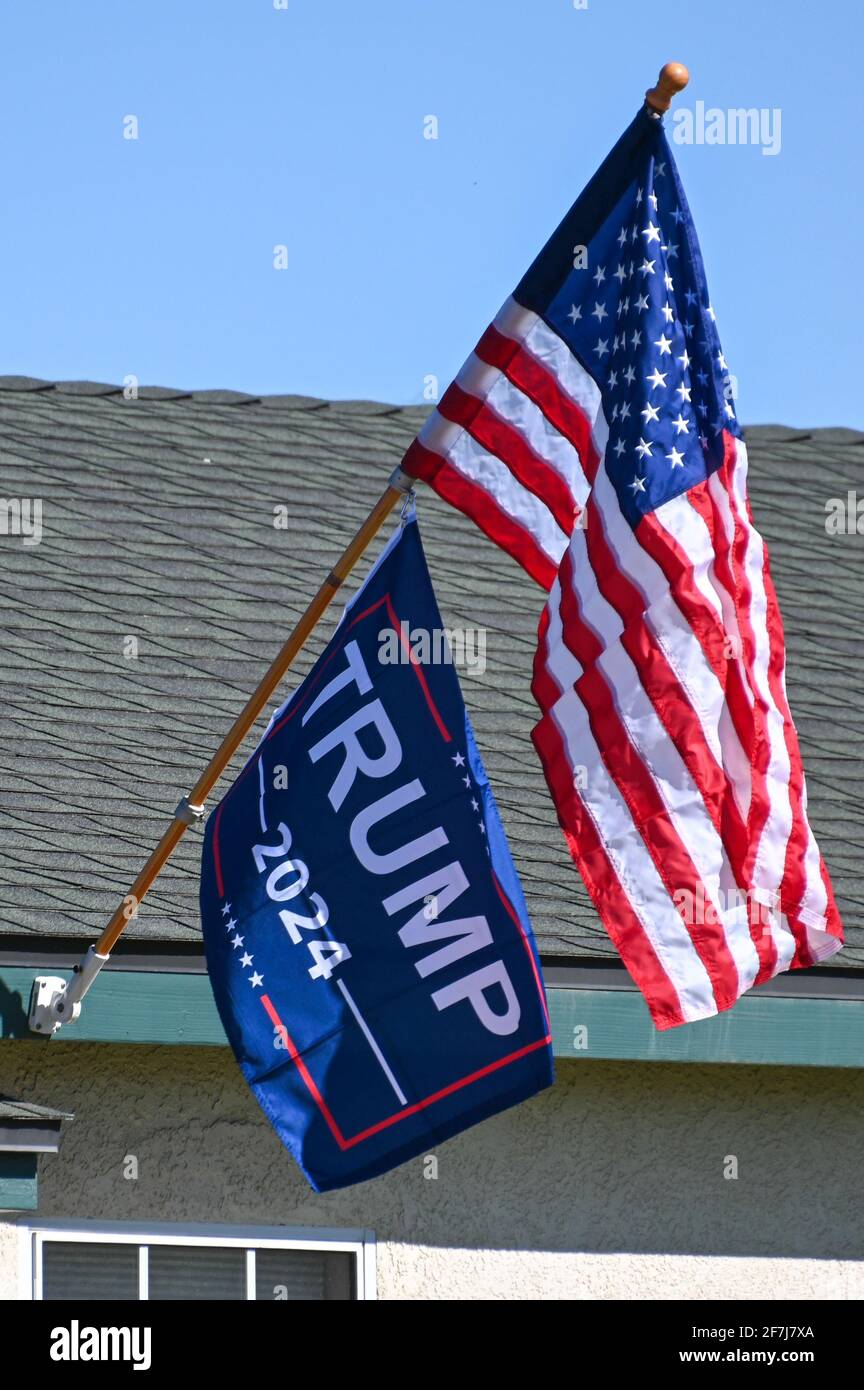Una casa situata a 721 W Citrus St vola una bandiera "Trump 2024" sotto la bandiera americana, Domenica, 21 febbraio 2021 a Colton, California (Dylan Stewart/immagine di Foto Stock