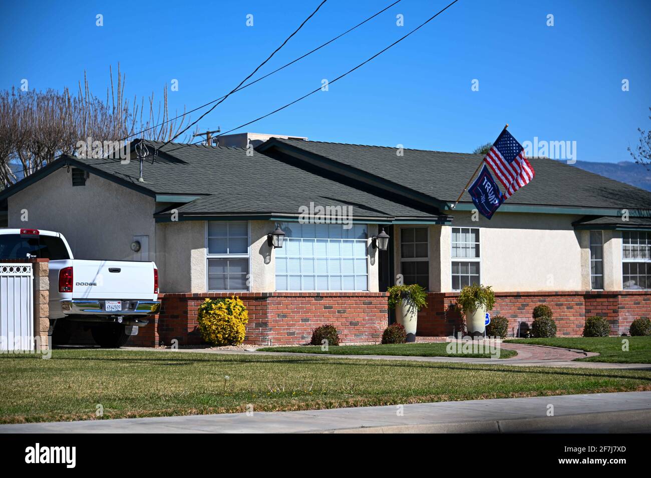 Una casa situata a 721 W Citrus St vola una bandiera "Trump 2024" sotto la bandiera americana, Domenica, 21 febbraio 2021 a Colton, California (Dylan Stewart/immagine di Foto Stock