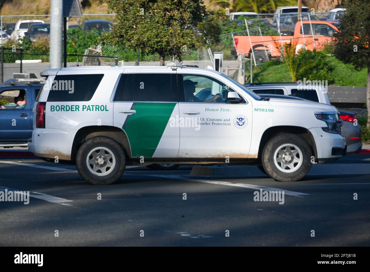 Un veicolo delle dogane e delle guardie di frontiera degli Stati Uniti guida vicino al San Ysidro Point of Entry, giovedì 25 febbraio 2021 a San Diego, California (Dylan Stewart/im Foto Stock
