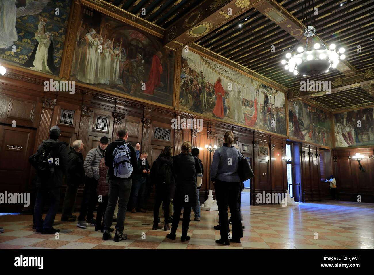 I visitatori che visitano i murales dell'Abbey Room del quest and Realizzazione del Sacro Graal da Edwin Austin Abbey Inside McKim Building della Boston Central Library.Boston.Massachusetts.USA Foto Stock