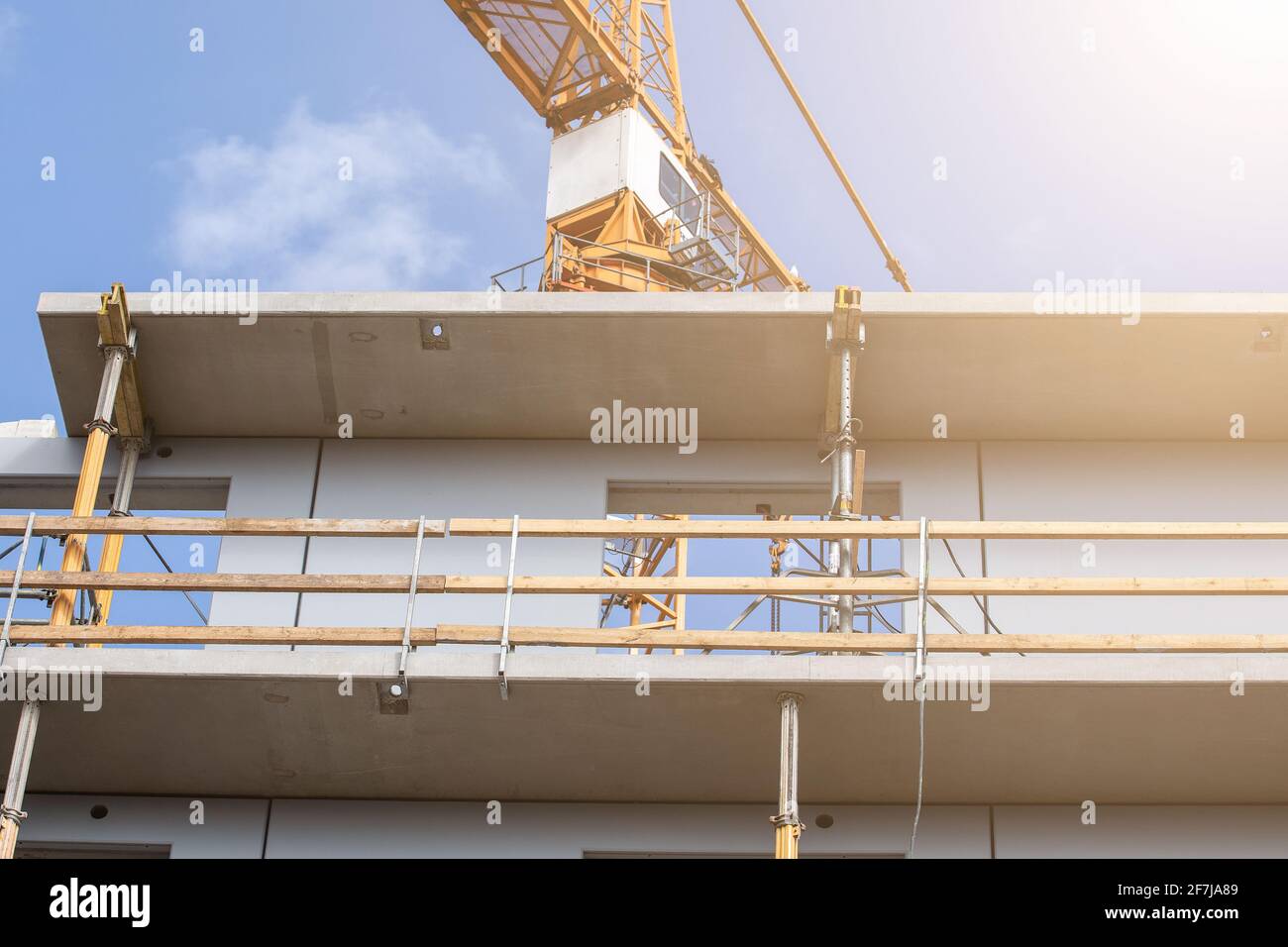 Costruzione di casa appartamento. Balcone e strutture. Sicurezza sul lavoro. Foto Stock