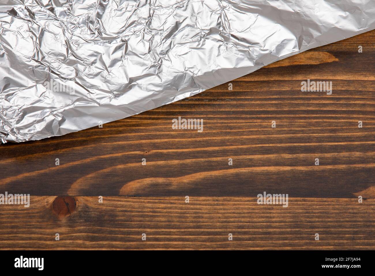 Foglio di cibo su un tavolo di legno scuro. Foto Stock
