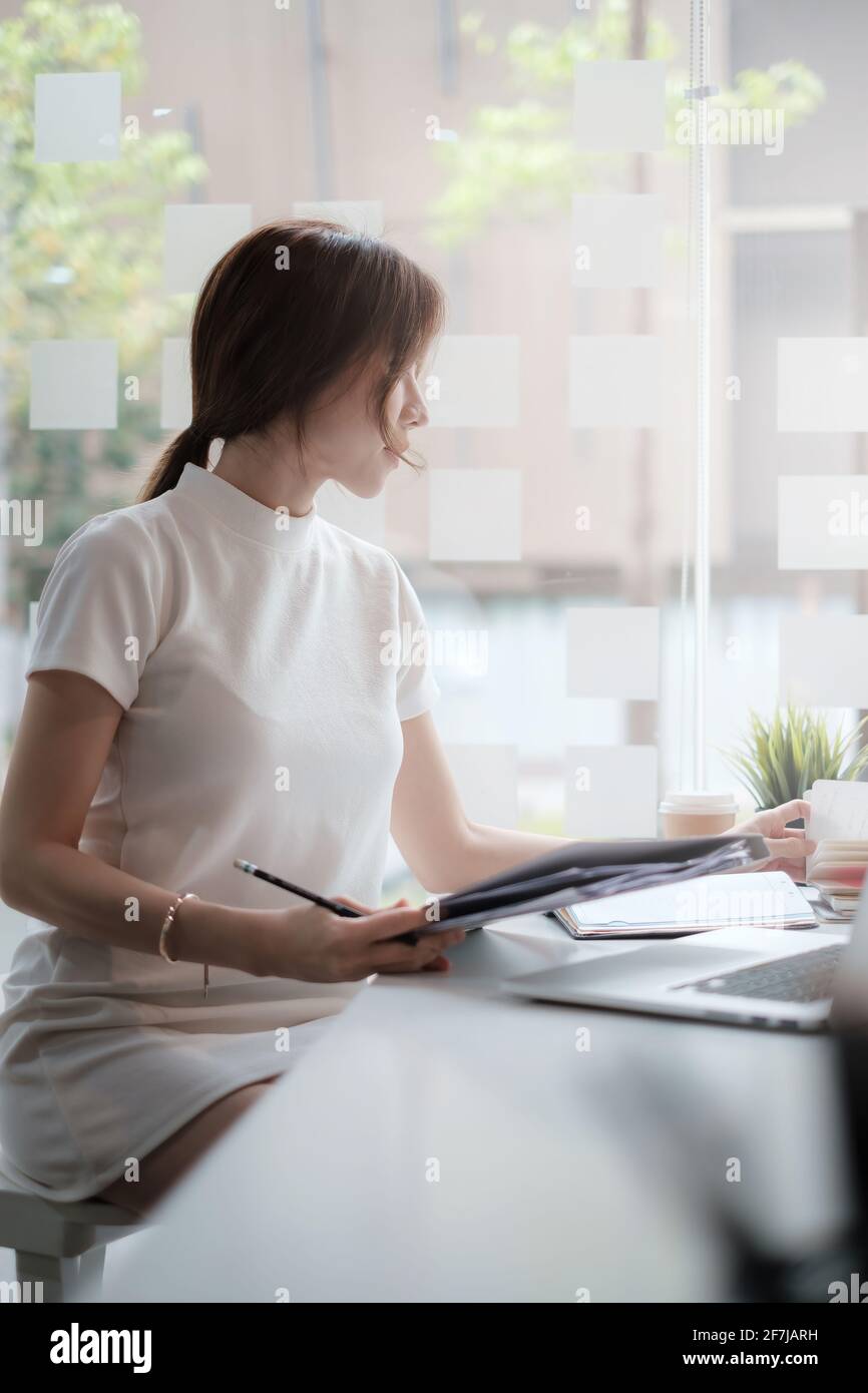 Concetto di economia finanziaria, attività bancarie e ricerca di mercato azionario. Contabilità aziendale o documentazione contabile finanziaria. Foto Stock