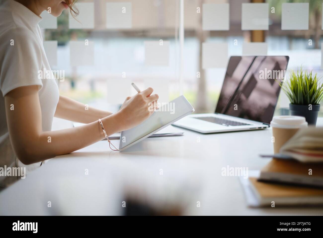 Concetto di esperienza utente. Creative Web Designer, applicazione per lo schizzo e sviluppo di layout di modelli su laptop, framework per dispositivi digitali. Foto Stock