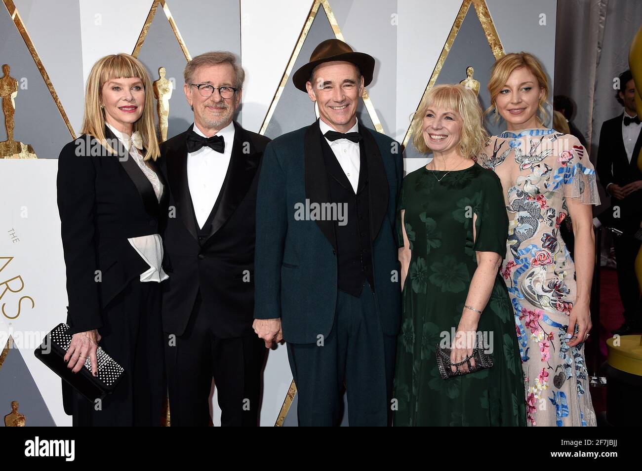 Kate Capshaw, Steven Spielberg, Mark Rylance, Claire van Kampen, Juliet Rylance arriva all'ottantottesima cerimonia di Oscar, tenutasi al Dolby Theatre, domenica 28 febbraio 2016 a Hollywood, California. Foto di Jennifer Graylock-Graylock.com 917-519-7666 Foto Stock