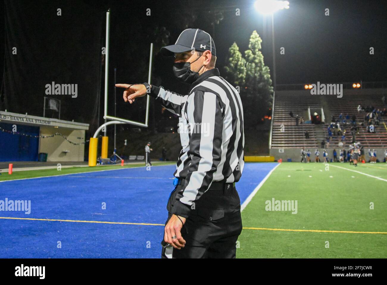 Un arbitro di calcio delle scuole superiori indossa una copertura facciale durante una partita di calcio delle scuole superiori, sabato 20 marzo 2021 a Santa Ana, California, San Giovanni Bosco Foto Stock
