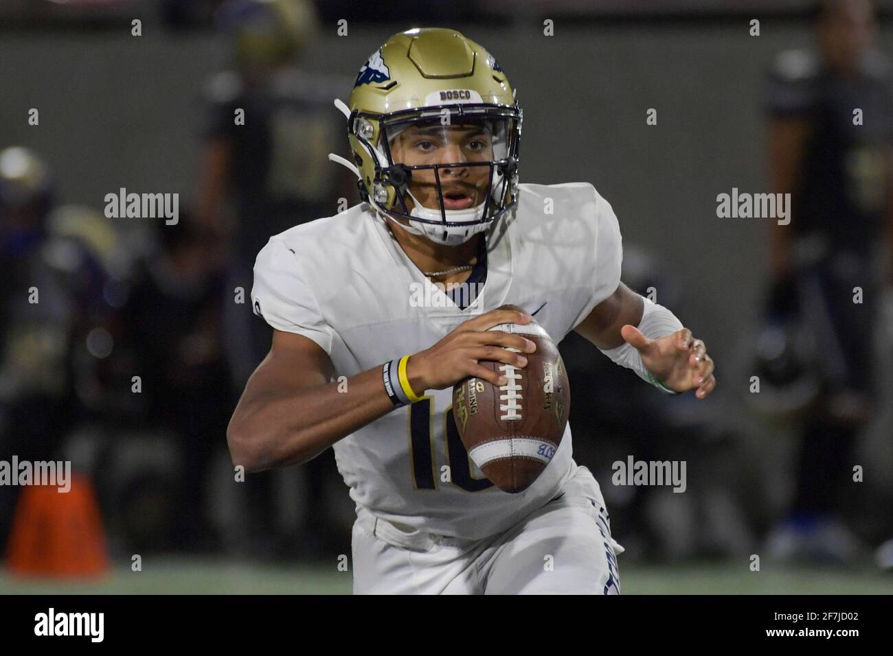 San Giovanni Bosco Braves quarterback Pierce Clarkson (10) durante una partita di calcio nelle scuole superiori, sabato 20 marzo 2021 a Santa Ana, California, San Giovanni Bosco Foto Stock