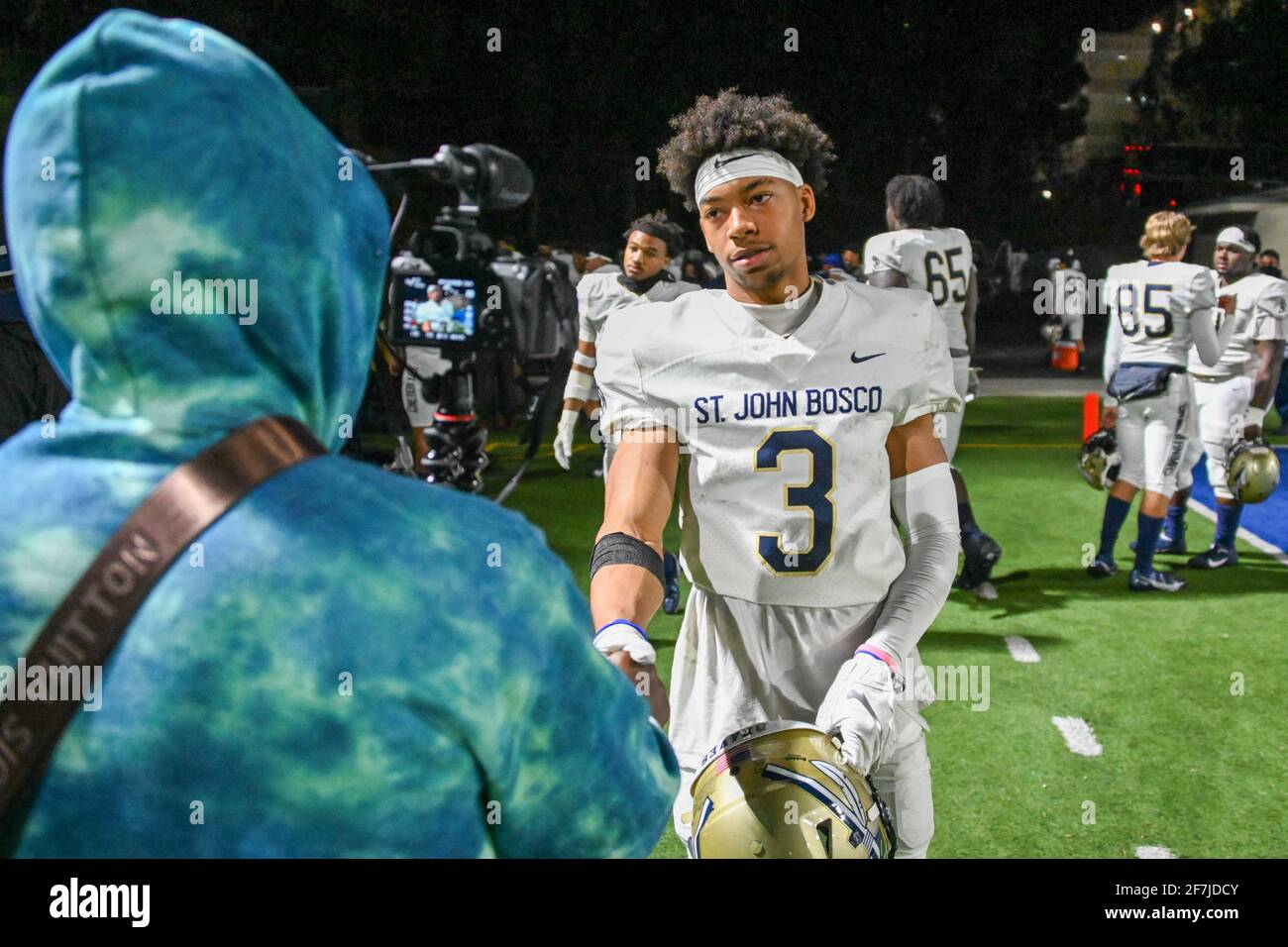 John Bosco Braves ampio ricevitore Jode McDuffie (3) è intervistato dopo una partita di calcio liceo, Sabato, 20 marzo 2021 a Santa Ana, California S. Foto Stock