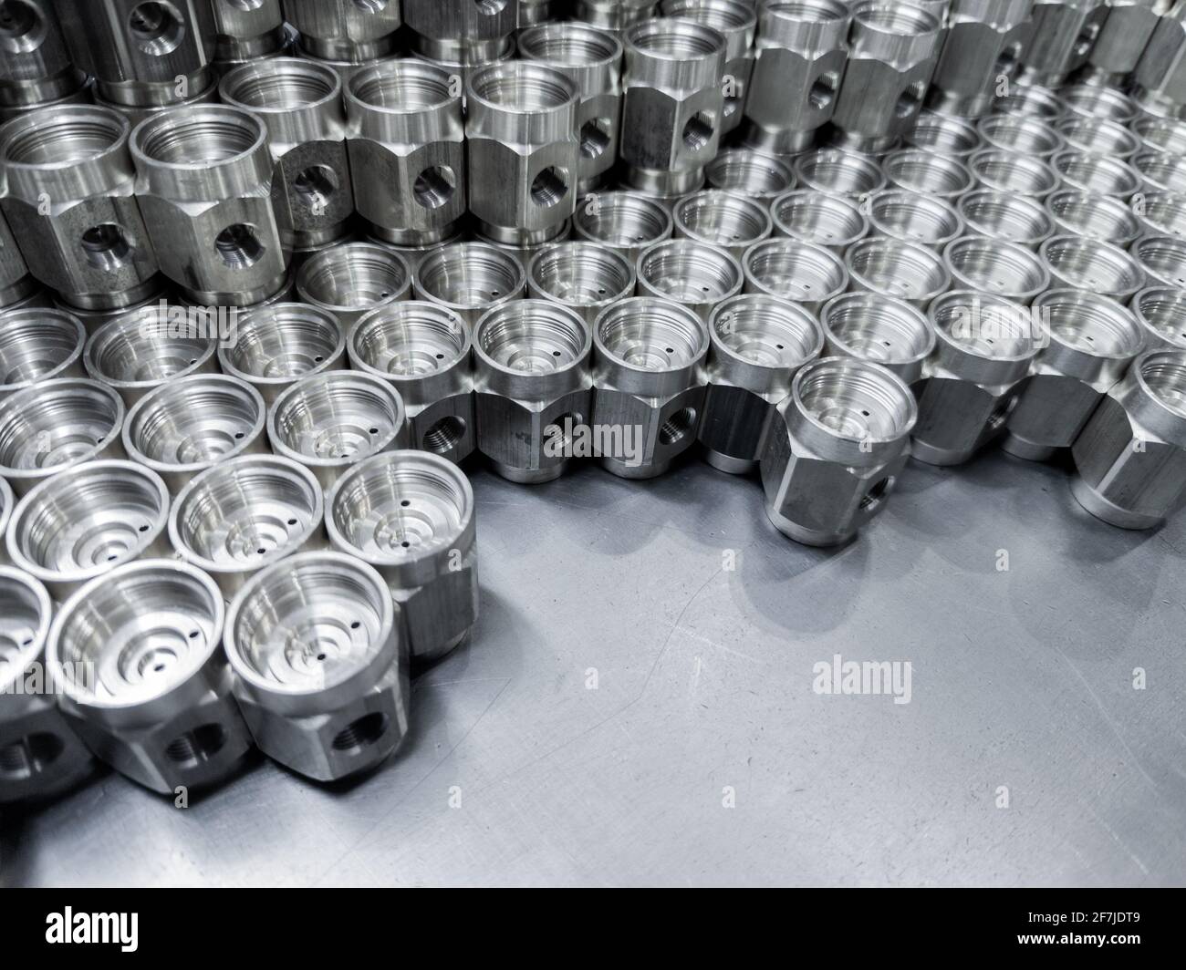 parti metalliche lucide lavorate - primo piano industriale con selettivo messa a fuoco Foto Stock