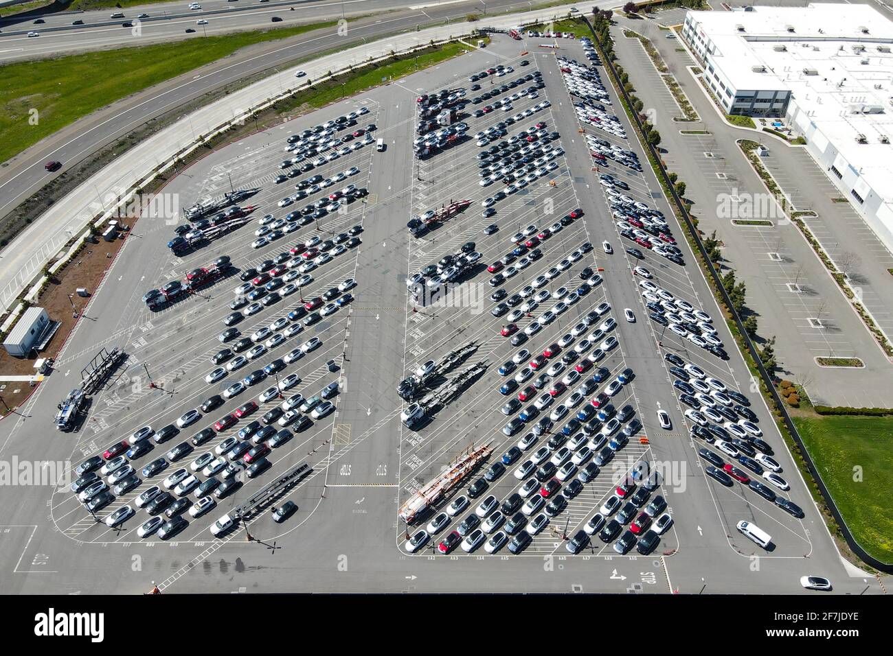 Panoramica generale dei veicoli Tesla caricati sui veicoli industriali, domenica 21 marzo 2021 a Fremont, California (Dylan Stewart/Image of Sport) Foto Stock