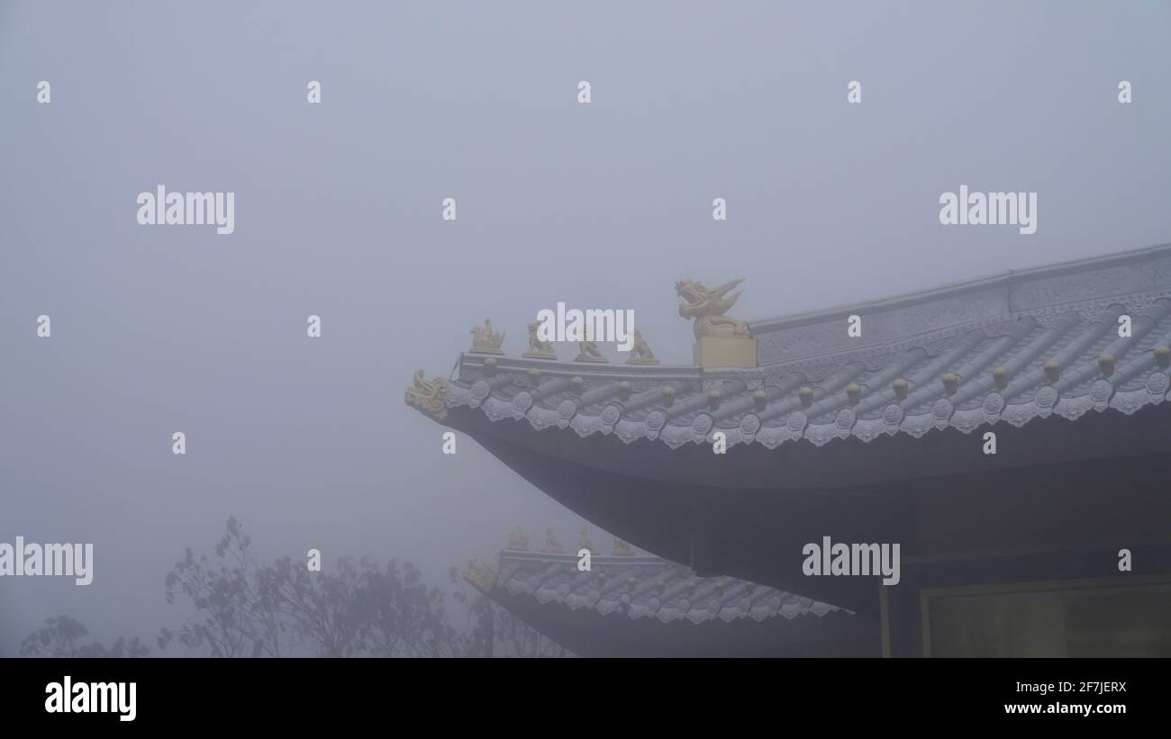 L'angolo del tempio buddismo in forte nebbia. Foto Stock