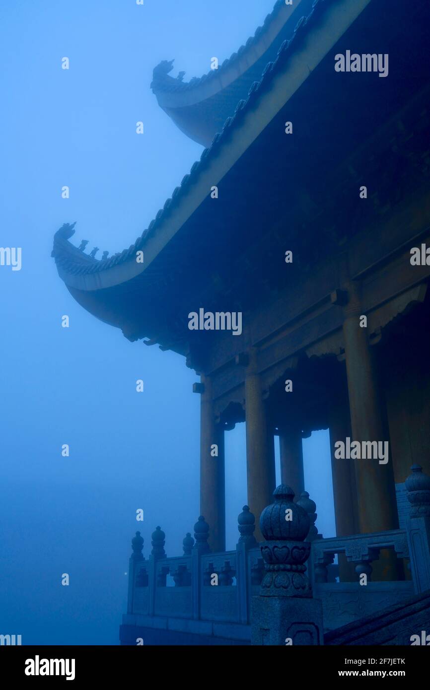 L'angolo del tempio buddismo in forte nebbia. Foto Stock