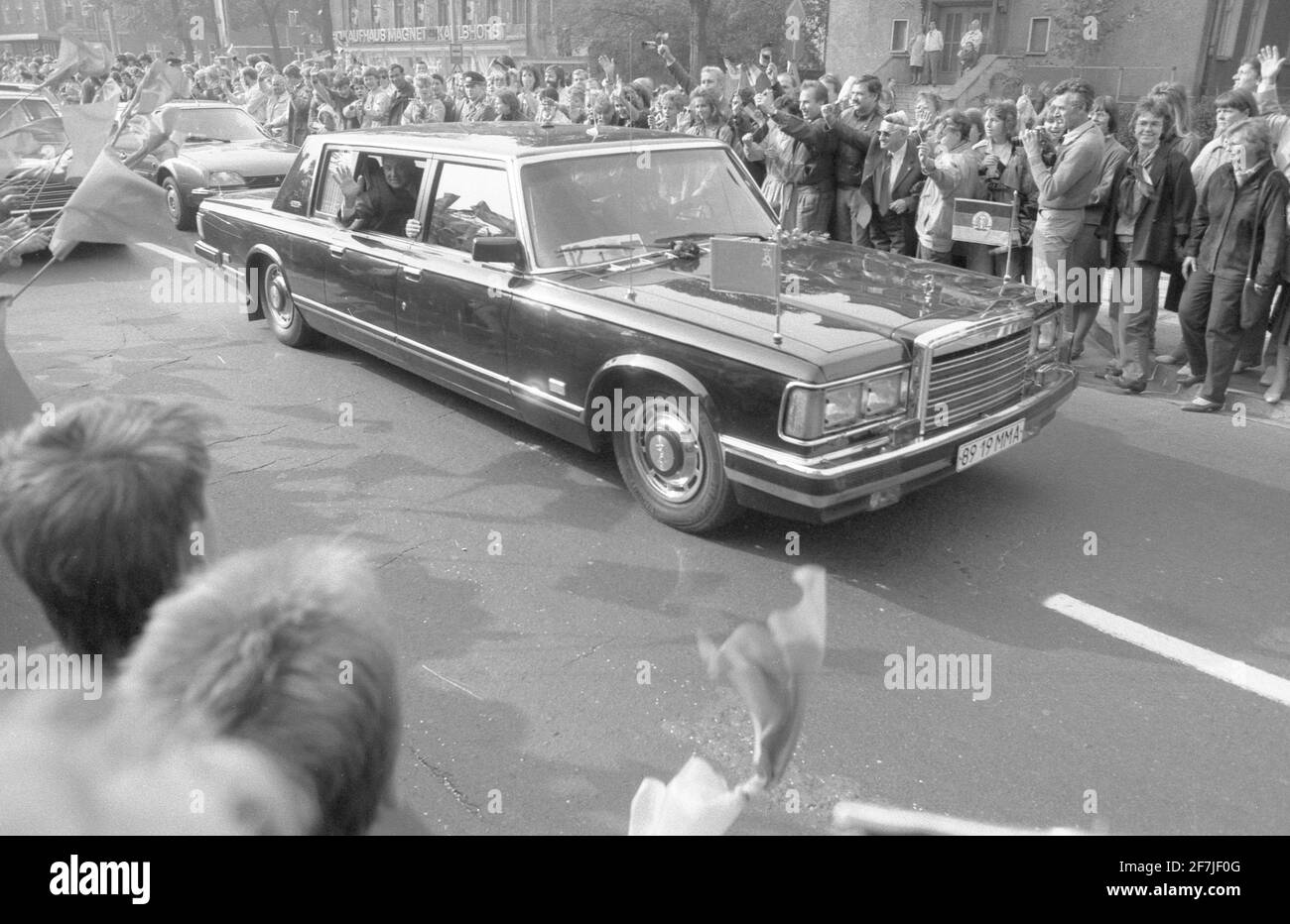 06 ottobre 1989, Berlino: Sugli ultimi metri del protocollo di rotta per il Palazzo Schönhausen a Berlino Pankow, la popolazione di Berlino Est saluto il presidente sovietico Mikhail Gorbachev mentre si avvicina a Ossietzkystraße. L'occasione è il 40° giorno della Repubblica. Foto: Thomas Uhlemann/dpa-Zentralbild/ZB Foto Stock