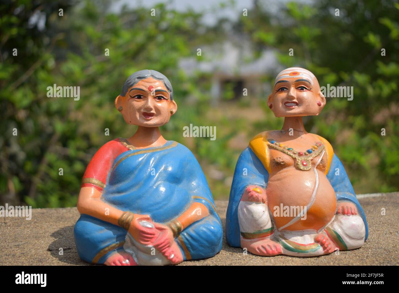 Scultura di una coppia di brahmin indiani Foto Stock