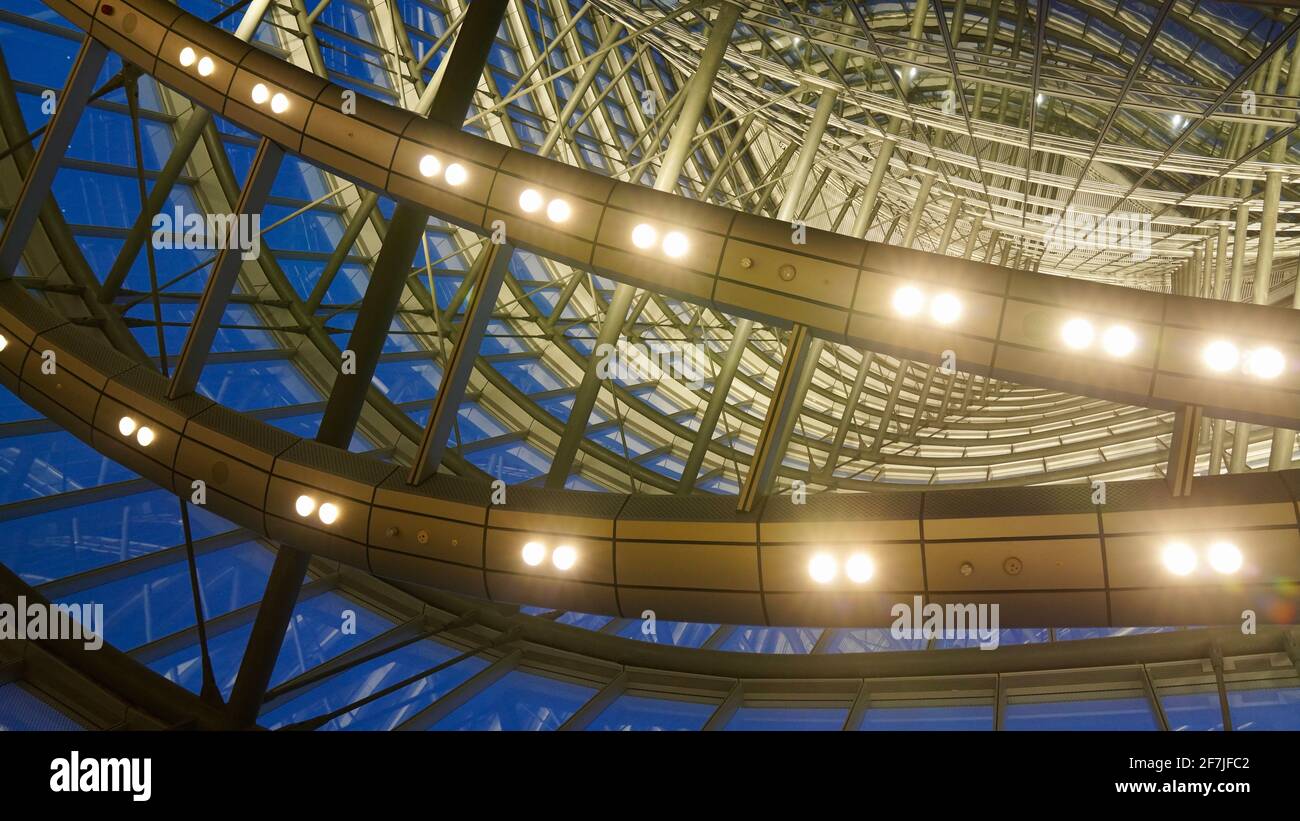 La struttura inerziale in acciaio della Torre di Shanghai con luci accese durante la notte, la prese da una biblioteca al 52.o piano. Foto Stock