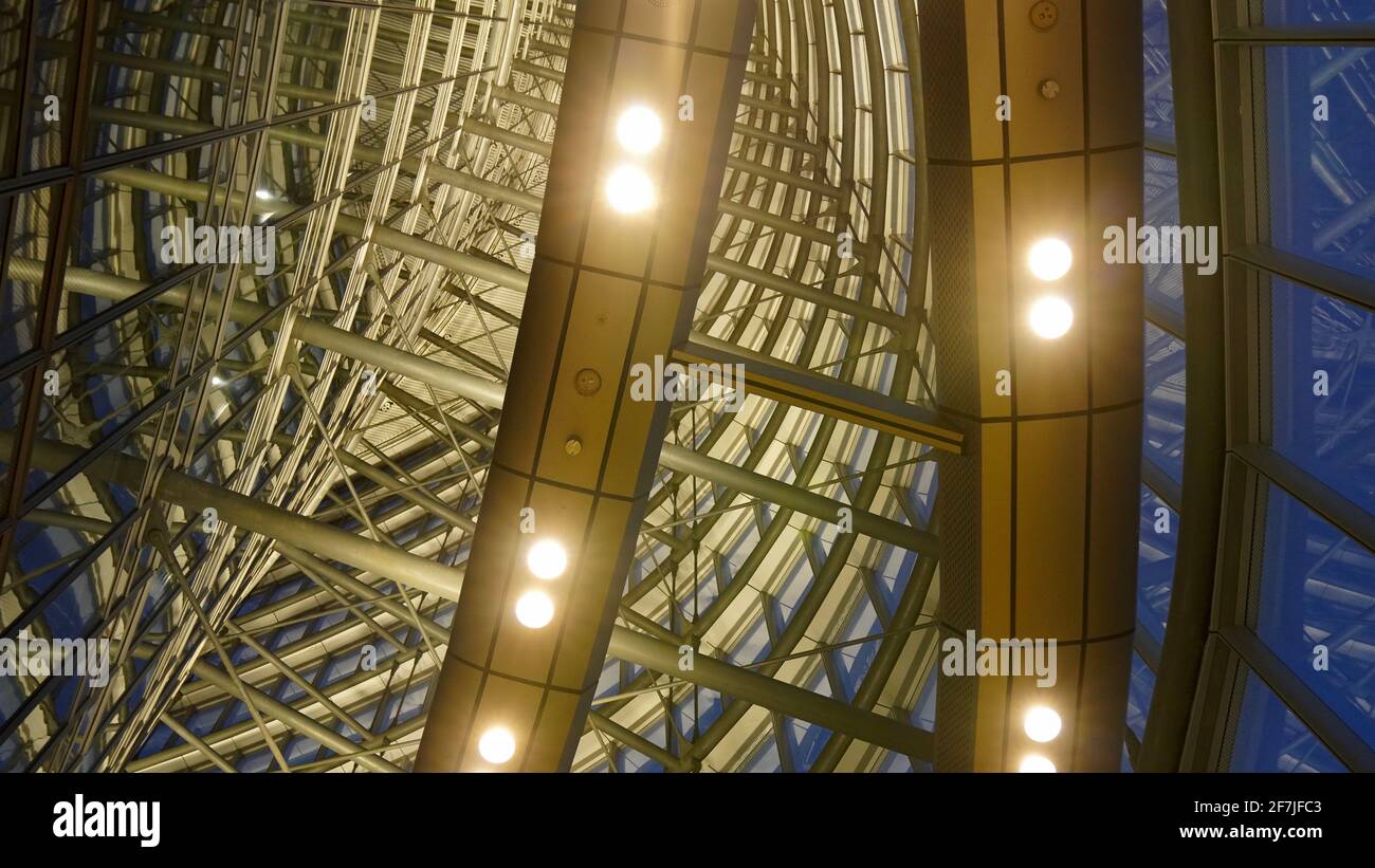 La struttura inerziale in acciaio della Torre di Shanghai con luci accese durante la notte, la prese da una biblioteca al 52.o piano. Foto Stock