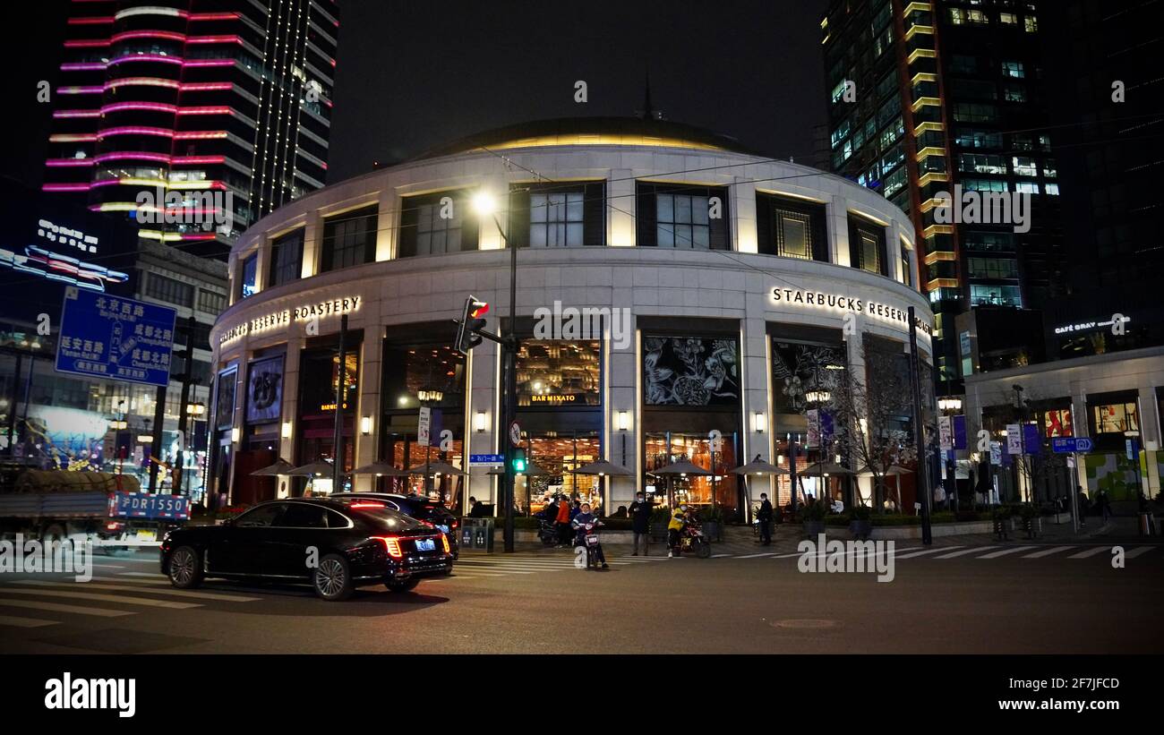 Scena notturna della maestria della Starbucks Reserve a Shanghai, Cina. Foto Stock