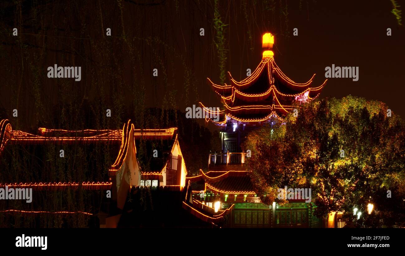 Padiglione con luci accese a Suzhou durante la notte. Foto Stock