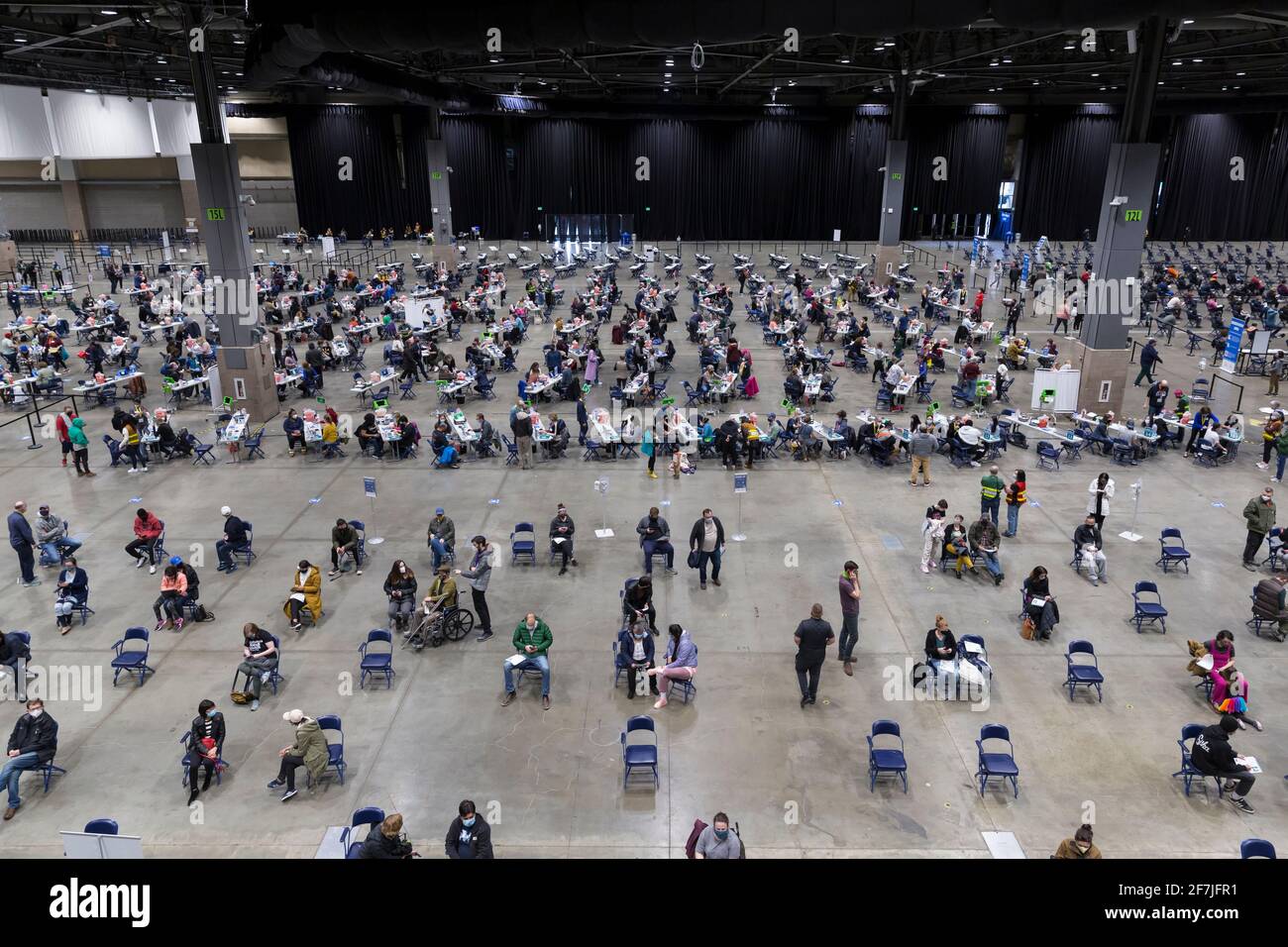 Seattle, Washington, Stati Uniti. 7 aprile 2021. Ai pazienti viene somministrata la prima dose del vaccino Pfizer–BioNTech COVID-19 presso il Lumen Field Event Center. La città di Seattle ha somministrato un record di 7,615 dosi di vaccino al sito il mercoledì. Credit: Paul Christian Gordon/Alamy Live News Foto Stock