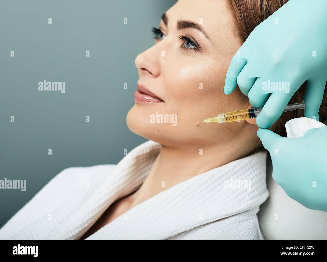 Iniezione di Plasmolifting, plasma terapia. Procedura di cosmetologia per la pelle del viso della donna utilizzando plasma sanguigno Foto Stock