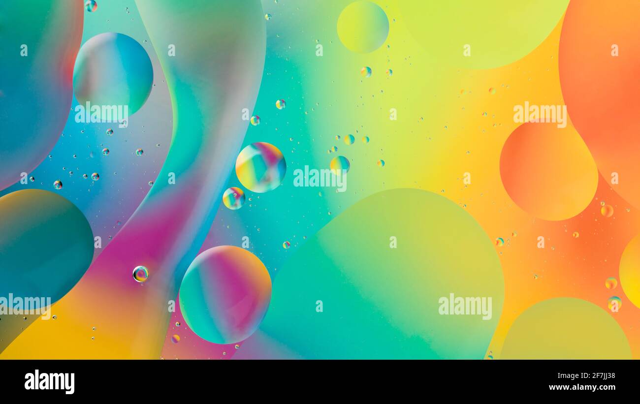 Gocce di olio su acqua con colorati gradiente dello sfondo Foto Stock