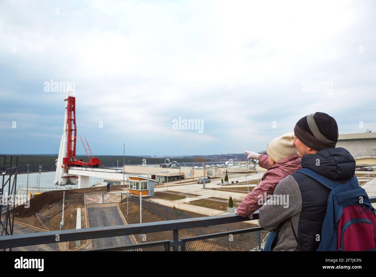 Kaluga Cosmonautica Museo-preparazione per l'apertura della seconda linea. Padre e figlia sulla piattaforma di osservazione di fronte al museo e il Vos Foto Stock