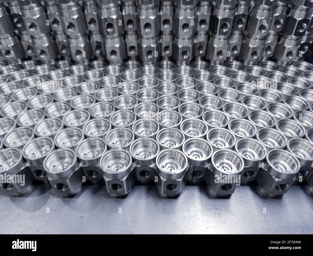 parti metalliche lucide lavorate - primo piano industriale con selettivo messa a fuoco Foto Stock