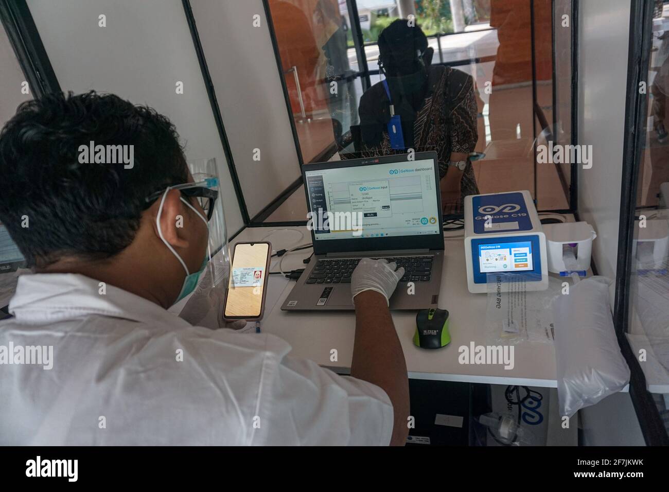 Badung, Bali, Indonesia. 8 Apr 2021. Un ufficiale dell'aeroporto per organizzare il test di Genose C19. Aeroporto di Bali i GUSTI NGURAH RAI per adottare GeNose C19 coronavirus test per preparare il turismo riapertura. GeNose C19 è un'intelligenza artificiale basata su un metodo di test respiratorio sviluppato dall'Università indonesiana di Gajah Mada, Yogyakarta, che costava 40.000 IDR (immagine di credito: © filo Dicky BisinglasiZUMA) Foto Stock