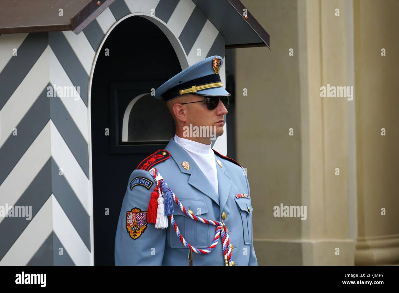 Praga, Repubblica Ceca - Luglio 13 2019: La Guardia del Castello di Praga difende la sede del Presidente Foto Stock