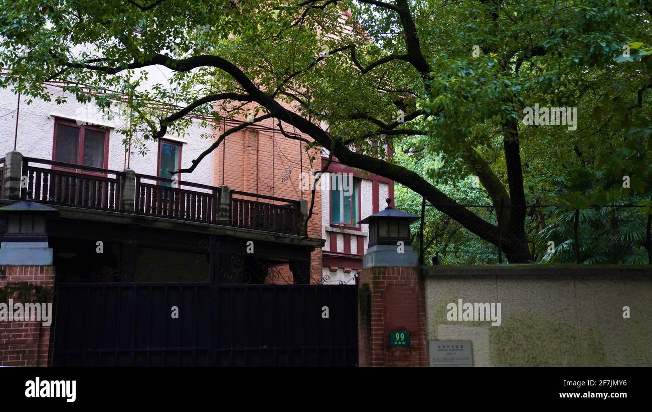 Alberi verdi e vecchia casa in Wukang Road della città di Shanghai. Foto Stock