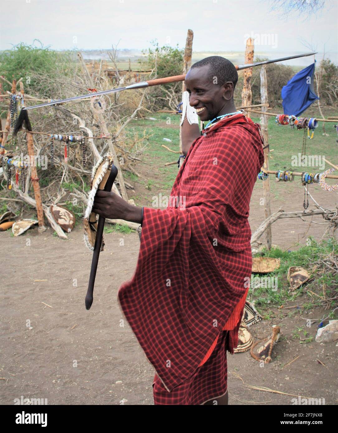 Orgoglioso guerriero Masai che mostra la sua lancia mortale e il suo scudo in Tanzania, Africa. Foto Stock