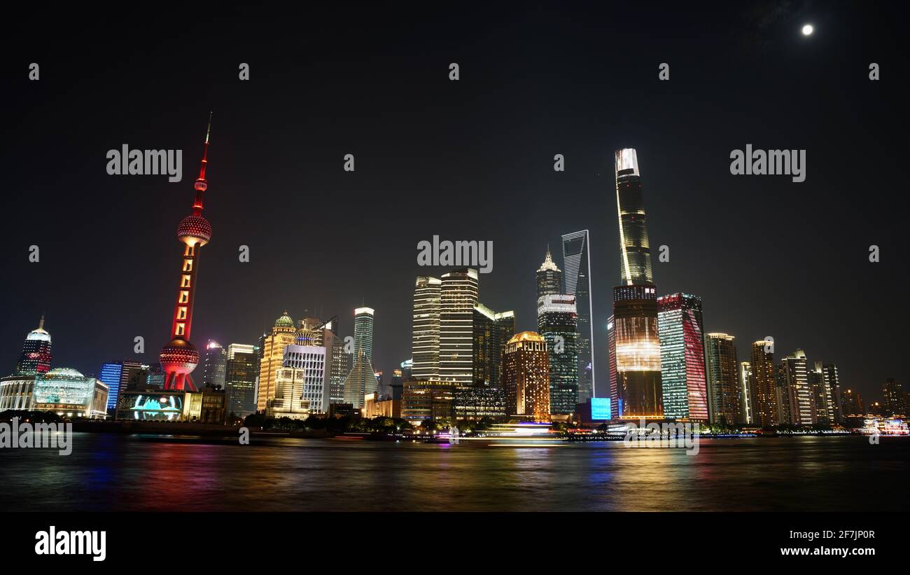 Alti edifici e torri con colorate luci a LED accese durante la notte nella città di Shanghai. Foto Stock