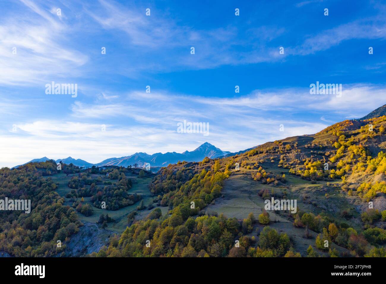 Paesaggio in Racha Georgia, foresta d'autunno Foto Stock