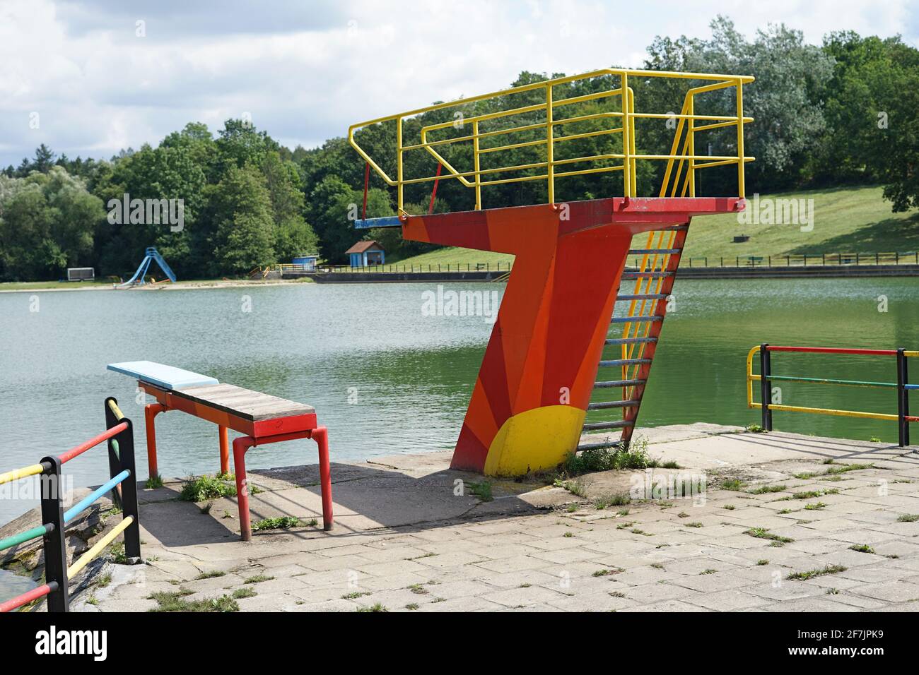 Acquapark all'aperto d'epoca con trampolino e piattaforma per immersioni rosse saltare in acqua Foto Stock