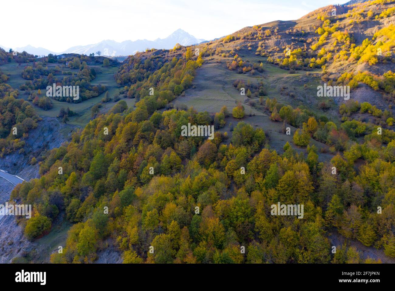 Vista dall'alto sulle montagne della foresta autunnale al tramonto Foto Stock