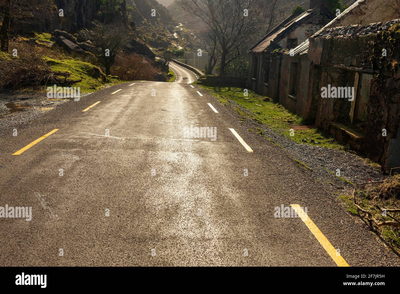Gap of Dunloe, Killarney, County Kerry, Irlanda. Lo stretto passo di montagna che separa la catena montuosa delle Reeks di MacGillycudy e la montagna Purple. Foto Stock