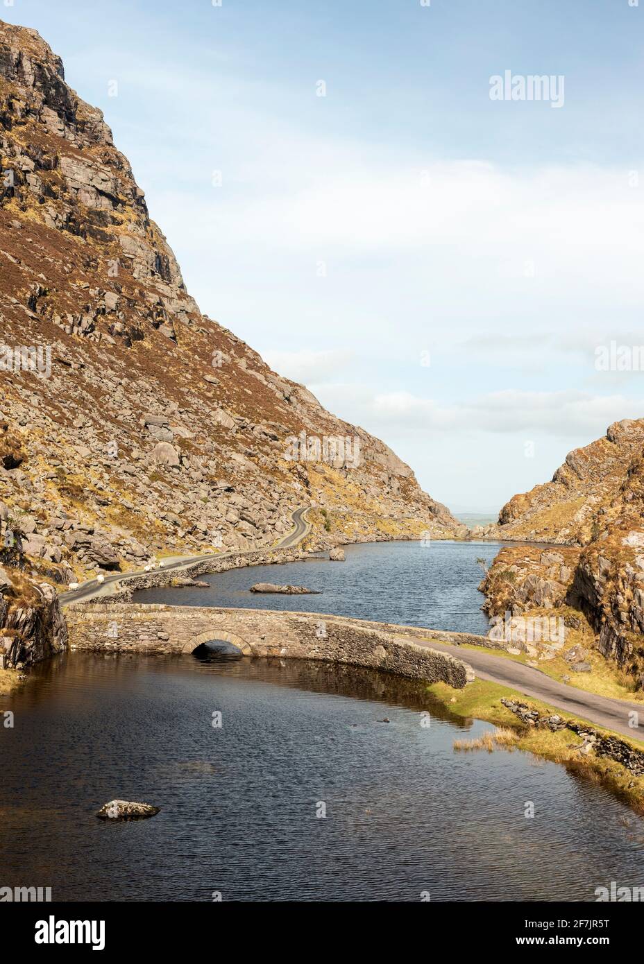 Guardando verso nord verso il Wishing Bridge presso il Black Lough o il Black Lake presso il Gap of Dunloe vicino a Killarney, County Kerry, Irlanda Foto Stock