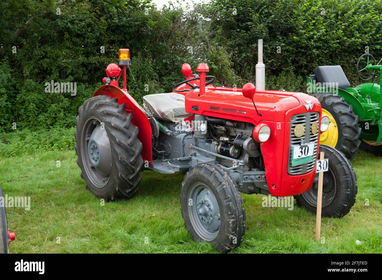 Trattore Massey Ferguson 35X rosso d'epoca al Chagford Agricultural Show Foto Stock