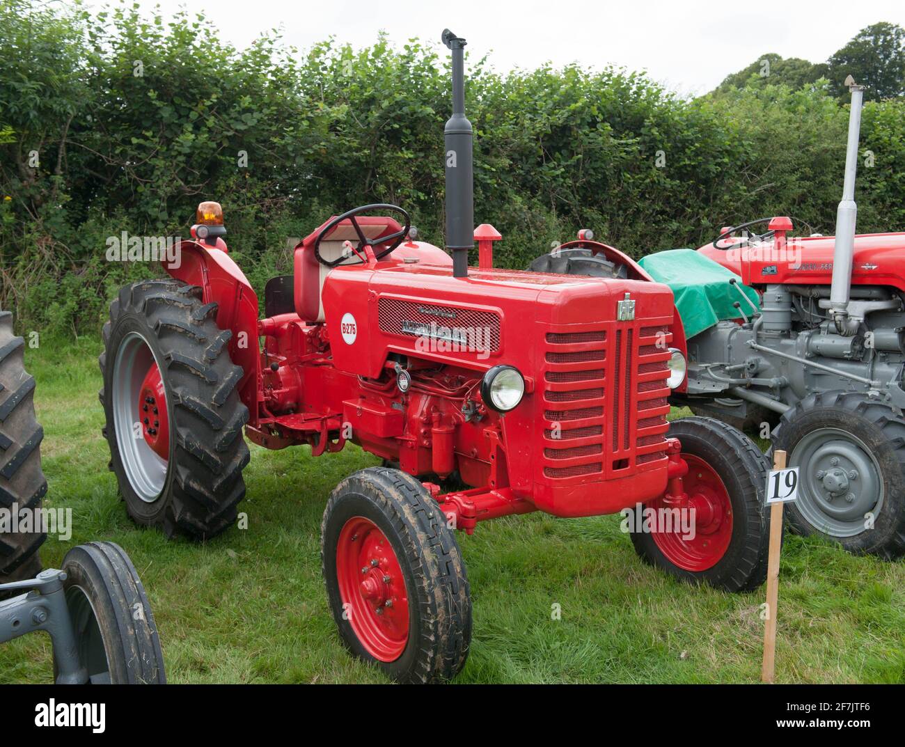 Trattore internazionale vintage Red McCormick B 275 presso Chagford Agricultural Mostra Foto Stock