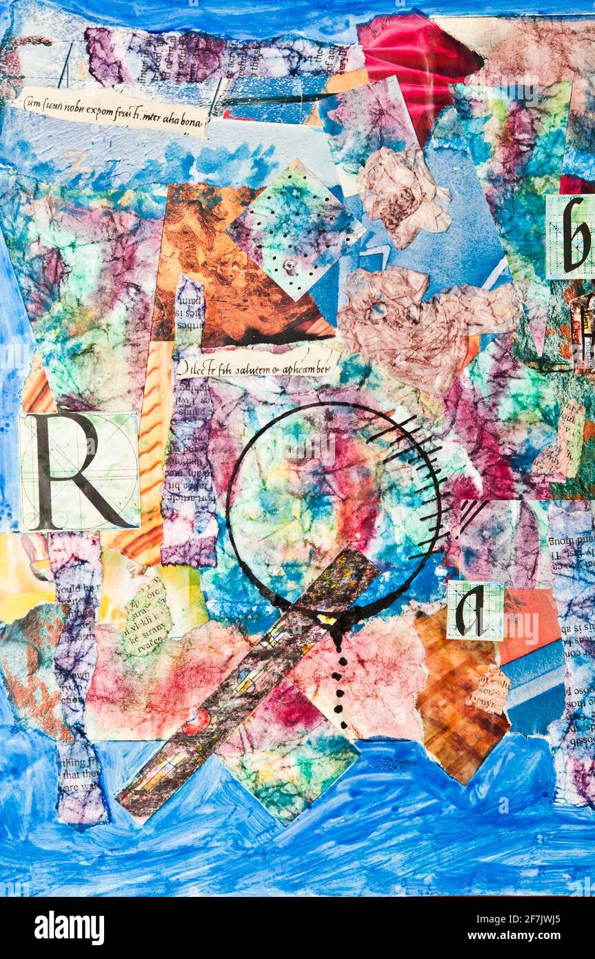 coloratissime opere d'arte astratte, collage con lettere, vernici acriliche e frammenti di carta su cartone Foto Stock