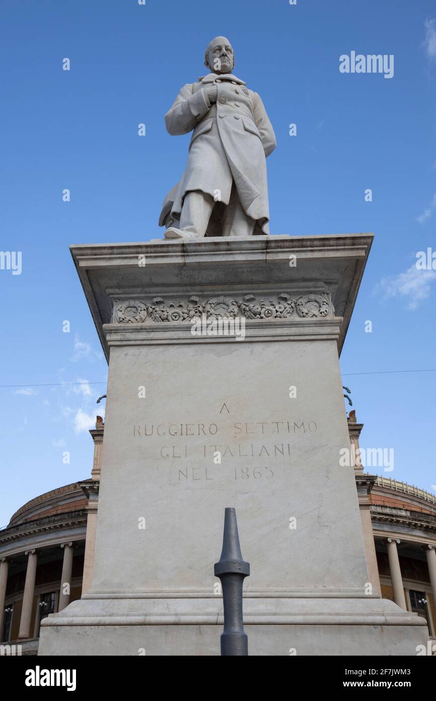 Scultura di Ruggero Settimo 1778 - 1863, Presidente e attivista politico di fronte al Teatro Politeama Garibaldi di Palermo, Sicilia, Italia, Europa Foto Stock